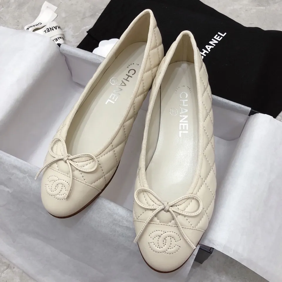 👟👟Ex-factory price 440👟👟 Chanel has been upgrading Chanel shoes ~ 2021ss top version HK overseas purchasing original cut at 1:1 Chanel Chanel Eternal Classic Bow Round Toe Ballet Shoes There are not many good quality, truly no pressure to enter and exit the counter. Regardless of the last type, leather material selection, and manufacturing process, they are all genuine craftsmanship and very sophisticated. ◾️Fabric: Mixed sheepskin imported from Italy ◾️Lining: Imported sheepskin (sweat-absorbent and soft) ◾️Sole: Italian special A-grade genuine leather sole (not ordinary thin sole in the market) ◾️Size: 35-39 [34 40 41 42 43 customization is not returnable]